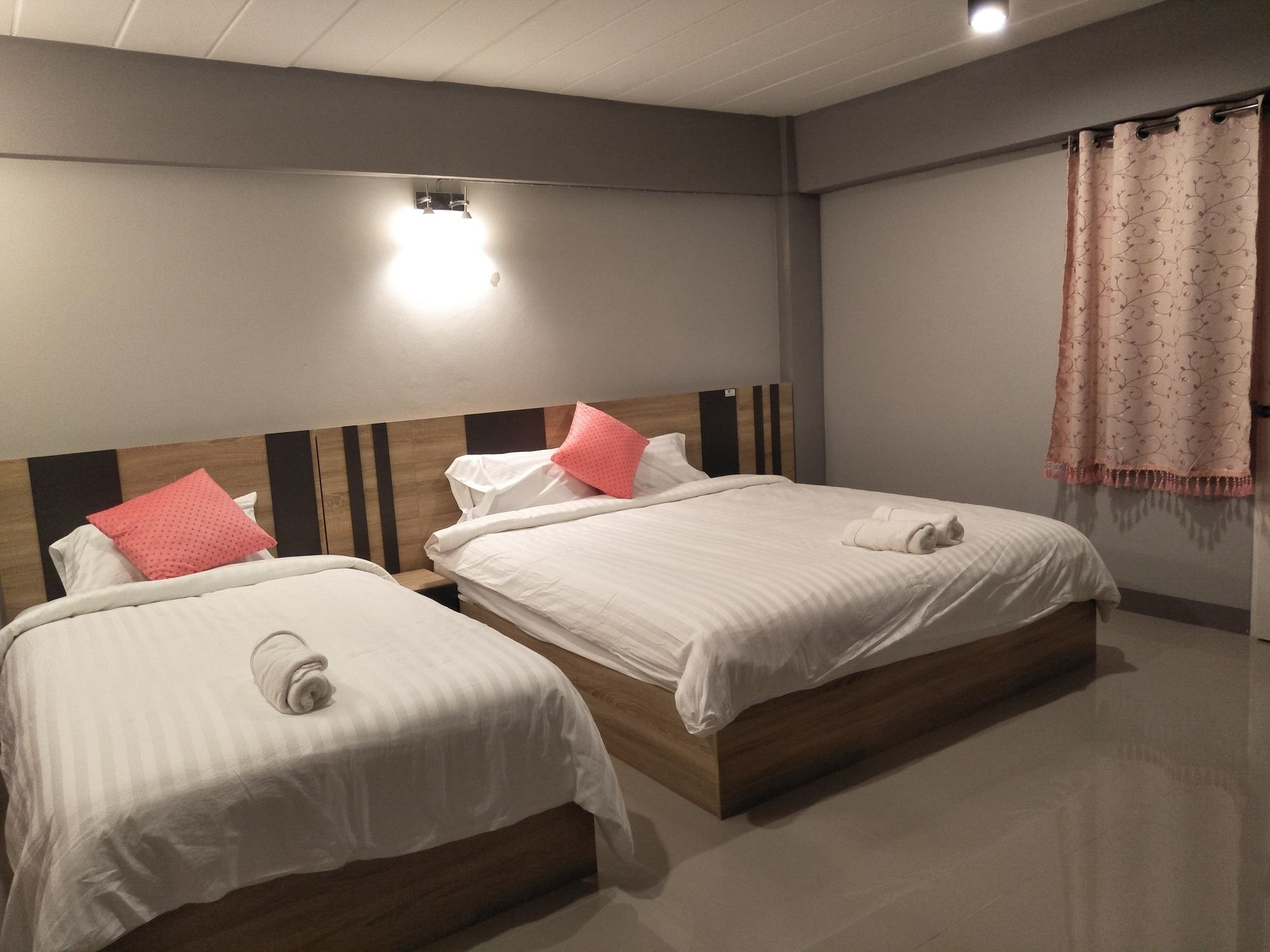 Rinrada Place Hotel Ubon Ratchathani Bagian luar foto